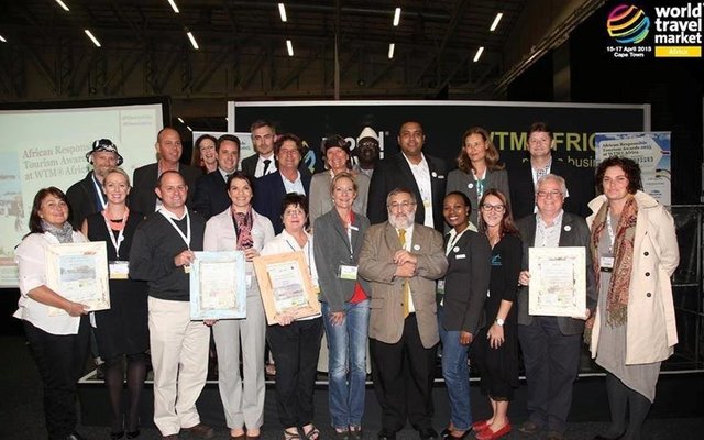 Die groot groep wenners, met Glenda Kitley 5de van links met Gansbaai se sertifikaat as Algehele Wenner